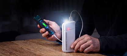 Bärbar nödladdare med AA-batterier – USB-laddning, kompakt och med LED-ficklampa – perfekt för resor, pendling och strömavbrott