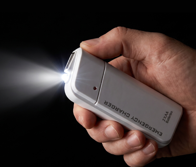 Bärbar nödladdare med AA-batterier – USB-laddning, kompakt och med LED-ficklampa – perfekt för resor, pendling och strömavbrott