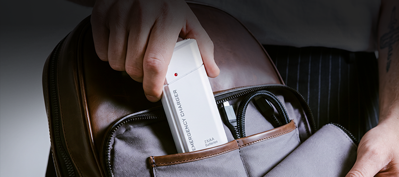 Bärbar nödladdare med AA-batterier – USB-laddning, kompakt och med LED-ficklampa – perfekt för resor, pendling och strömavbrott